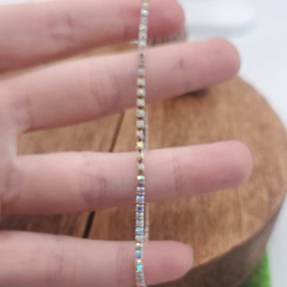 Elegant Silver Tone Aurora Borealis Bracelet with Iridescent Accents B3415‎